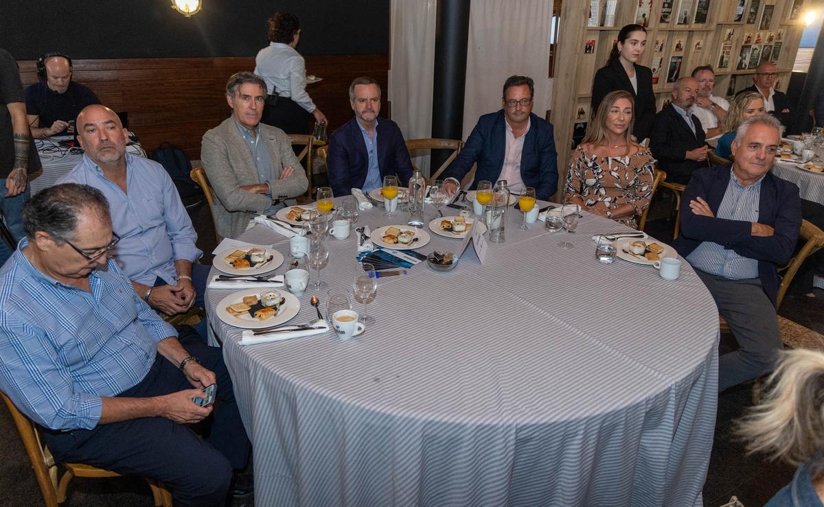 El edil de Urbanismo, Antonio Peral, la directora general de Planeamiento, Leticia Martín, y el profesor universitario Armando Ortuño analizan el futuro documento que aspira a cambiar el porvenir de la ciudad