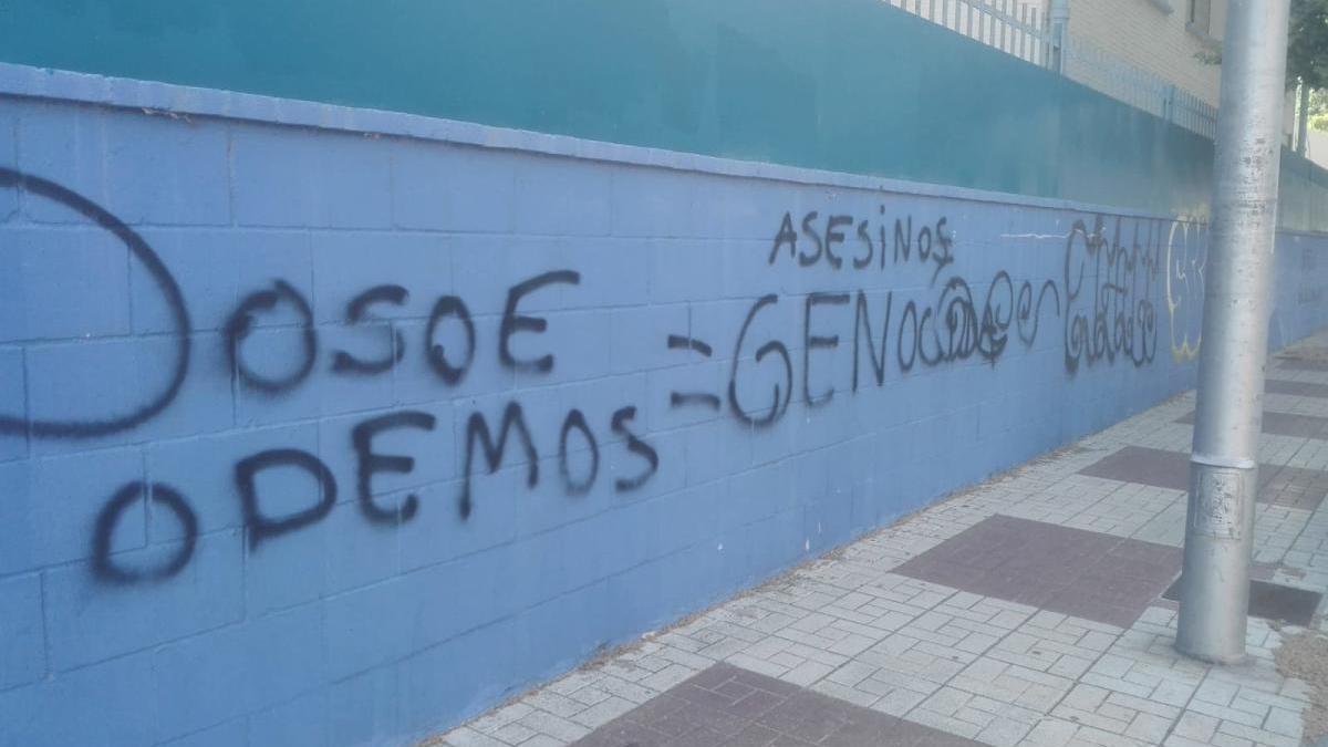 Detalle de una de las pintadas aaprecidas en el instituto Litoral de Málaga.