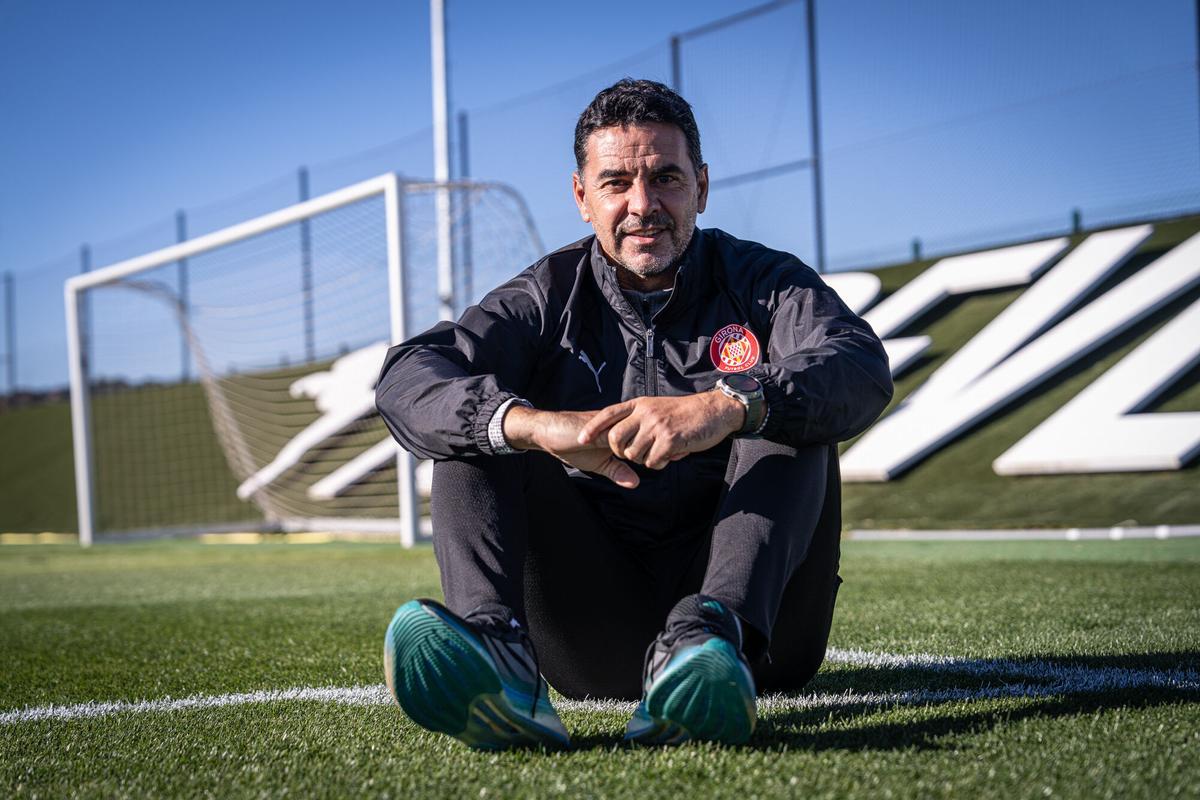 Míchel posa sobre uno de los campos de entrenamiento.