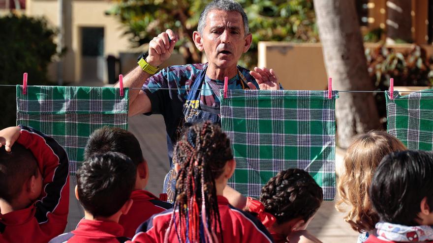 El colegio Gesta 25 de Julio enseña a barrer, lavar y tender la ropa