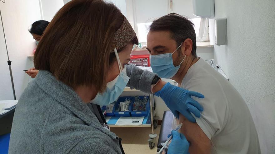 Las primeras vacunas en el hospital de la Marina Baixa.