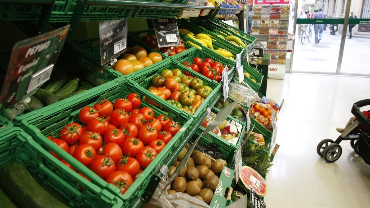 Imagen del lineal de frutería de un supermercado