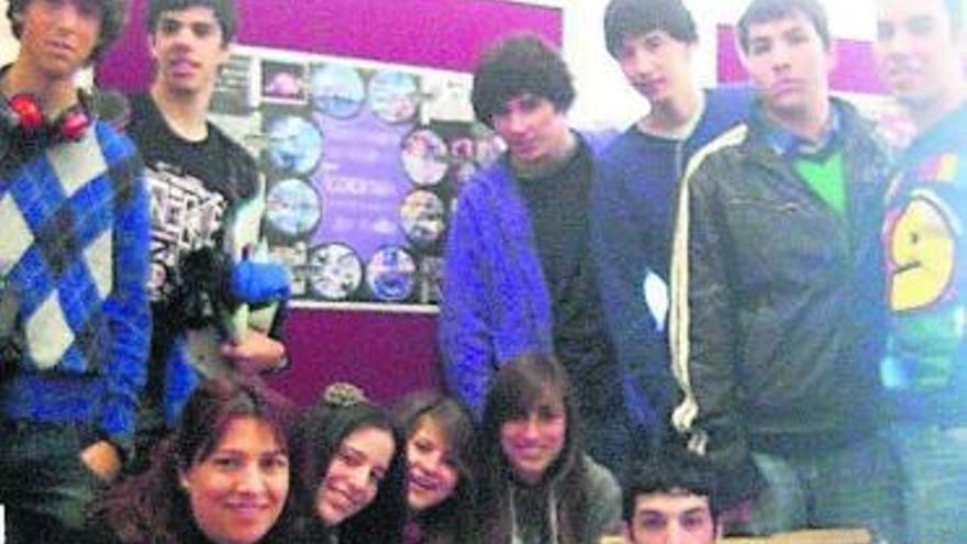 Los alumnos ganadores del concurso de tecnología.