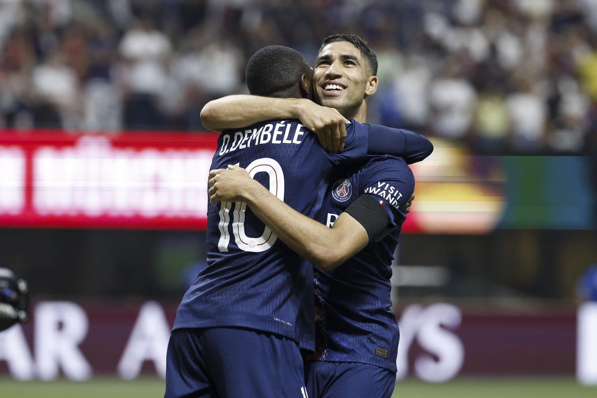 Achraf Hakimi abraza a Ousmane Dembele, tras marcar en el Mundial de Clubes.