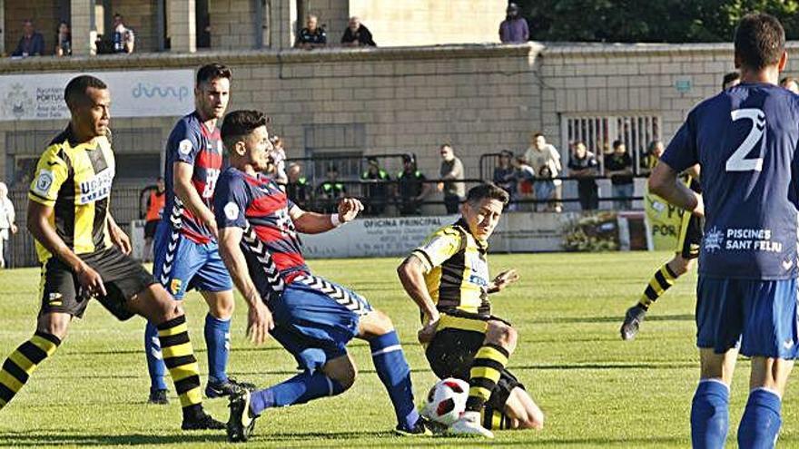 Lucas Viale, en una acció del partit contra el Portugalete.