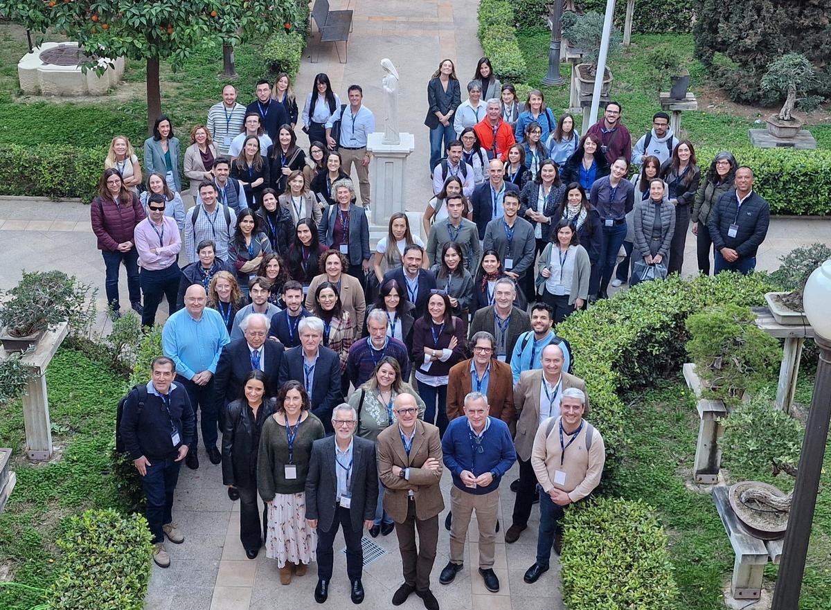 El doctor Meca junto a ponentes y algunos de los participantes en la primera jornada de la Reunión.