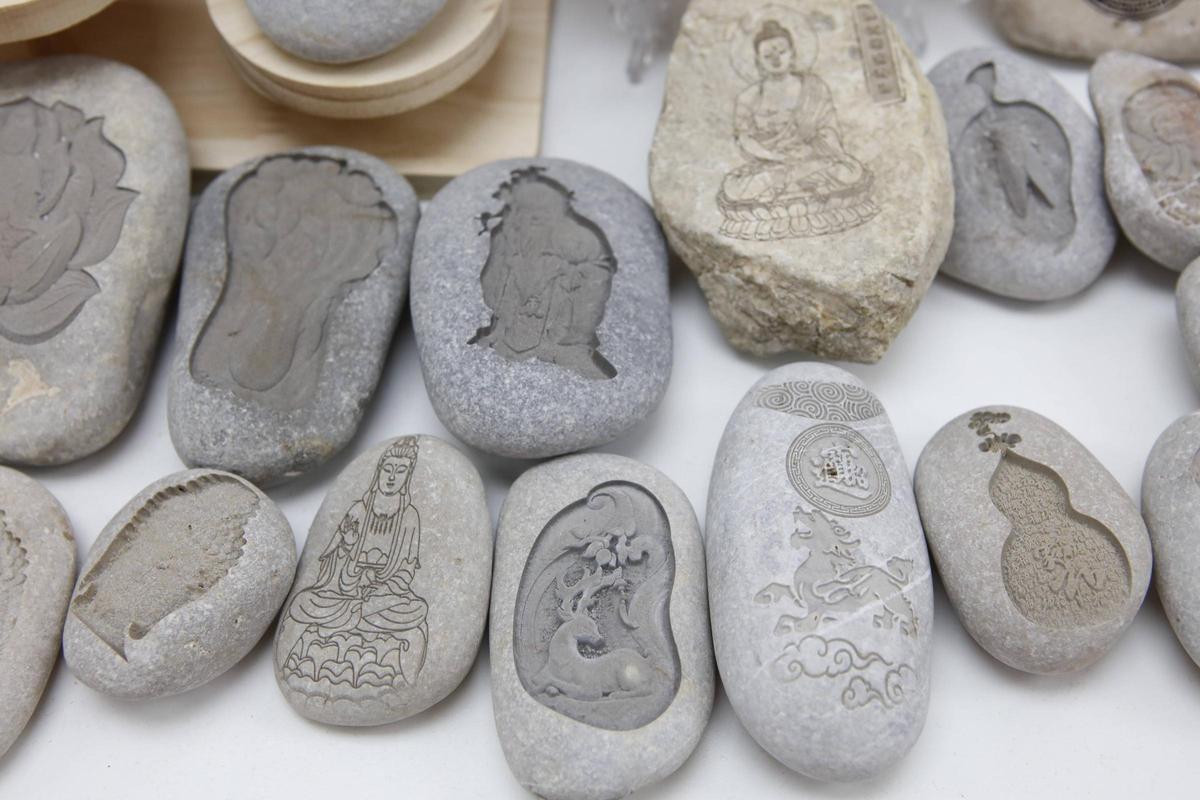 Beispiele von Steingravuren und Reliefen in Grab Arte.