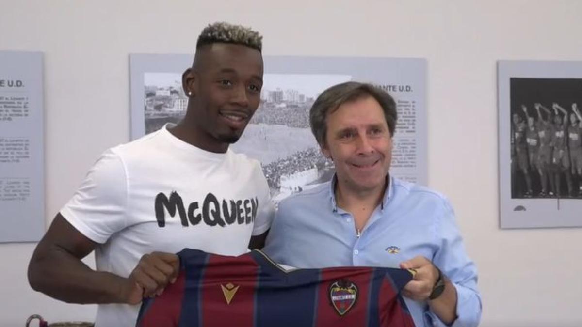 Bouldini posa como nuevo jugador del Levante UD