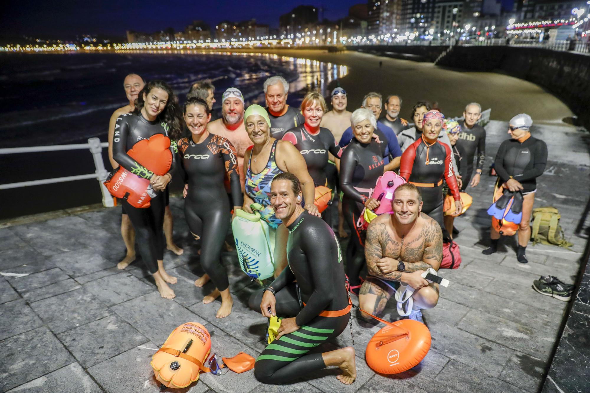 El grupo de bañista "Rampa 2" despide el verano con una travesía nocturna