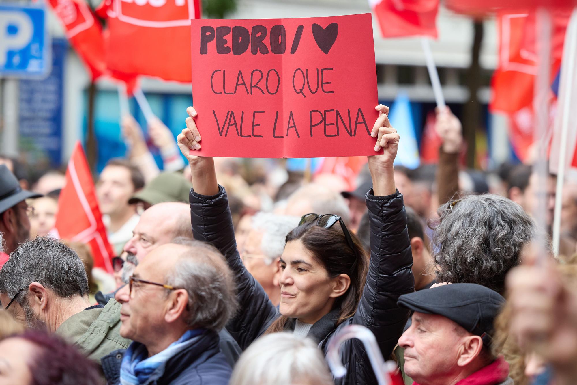 Uns 10.000 simpatitzants i militants del PSOE s'han congregat aquest matí davant la seu central del partit al carrer de Ferraz, a Madrid, per a recolzar al seu líder, Pedro Sánchez, i demanar-li que no deixi la presidència del Govern, han informat a EFE fonts socialistes.