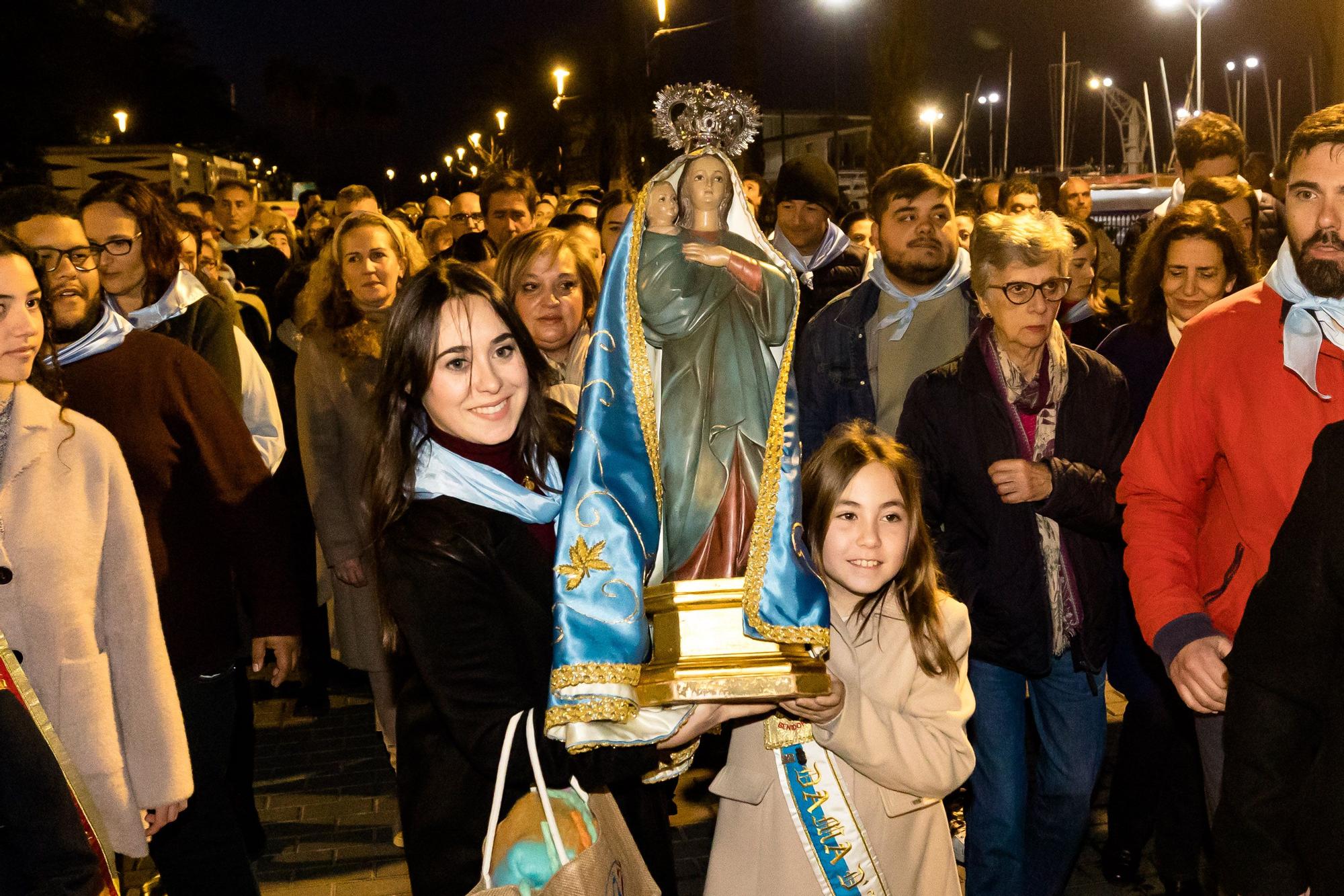 Devoción en Benidorm en la procesión de L'Alba