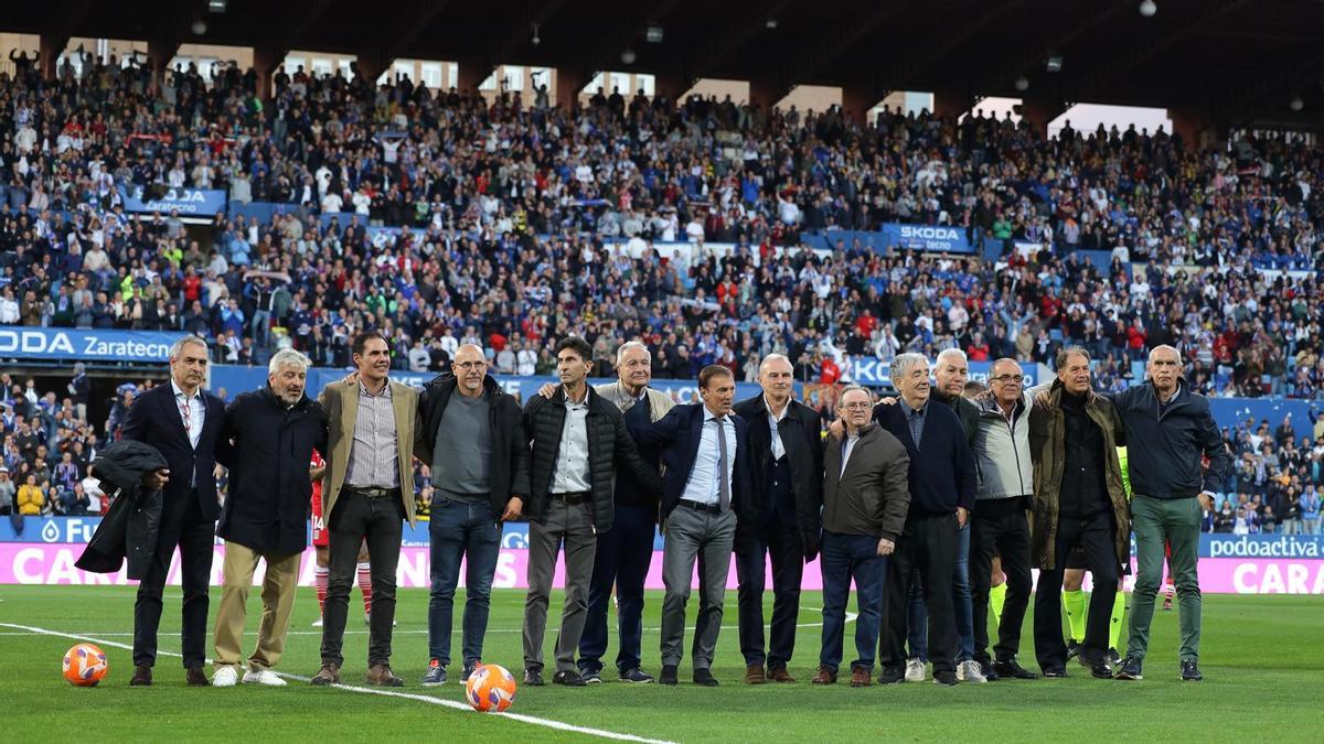 Los jugadores y cuerpo técnico de la Recopa, en el homenaje del partido ante el Cartagena..