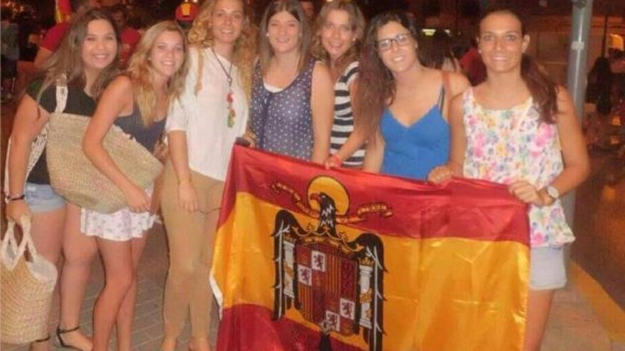 Carda, tercera por la izquierda, posa con una bandera anticonstitucional con unas amigas.