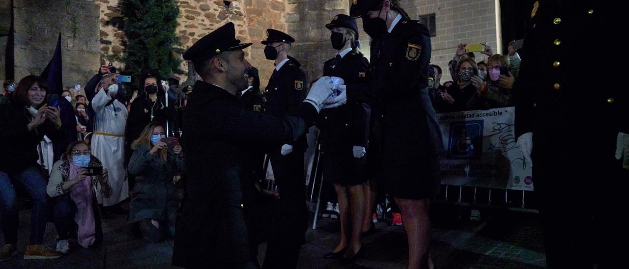 Un policía pide matrimonio a su compañera en la procesión de la Esperanza de Cáceres