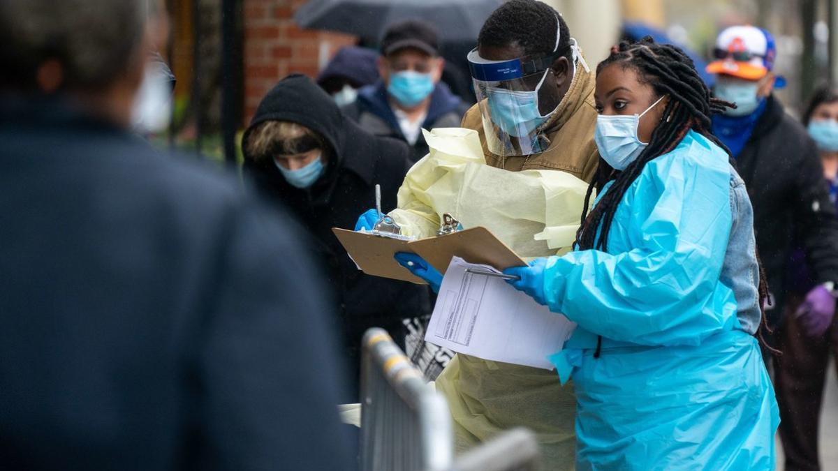 Personal sanitario realiza test a ciudadanos en un hospital de Nueva York.