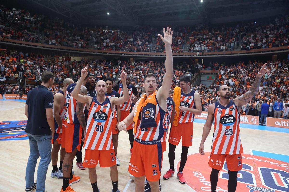 Así fue la celebración de los jugadores del Leyma Coruña en la pista Así fue la celebración de los jugadores del Leyma Coruña en la pista
