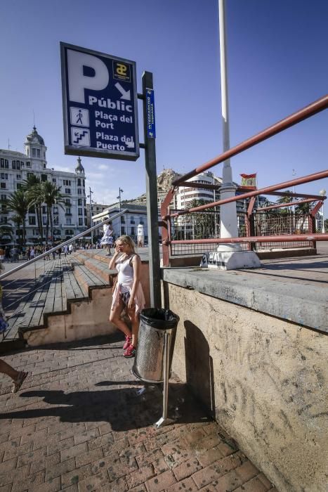 El paseo del Puerto ofrece una imagen de abandono, con escaleras rotas, suciedad, desconchones y pintadas