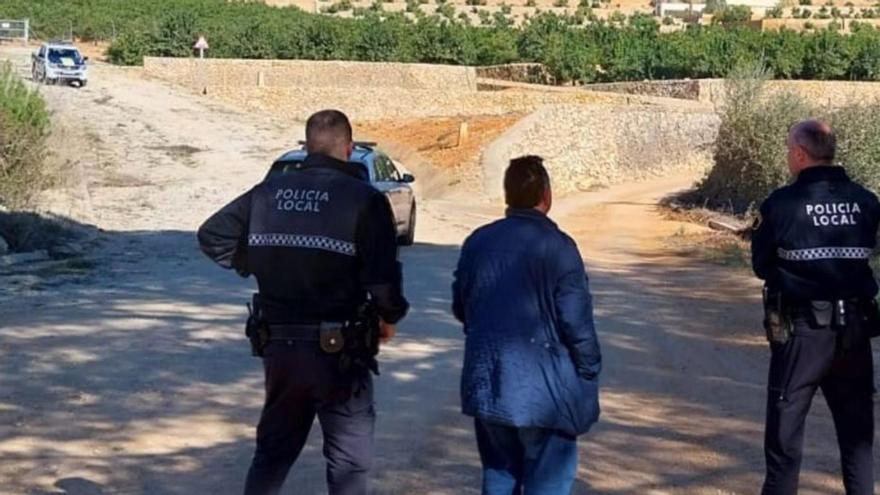 Agentes de la Policía Local, en el término municipal de Simat. | LEVANTE-EMV