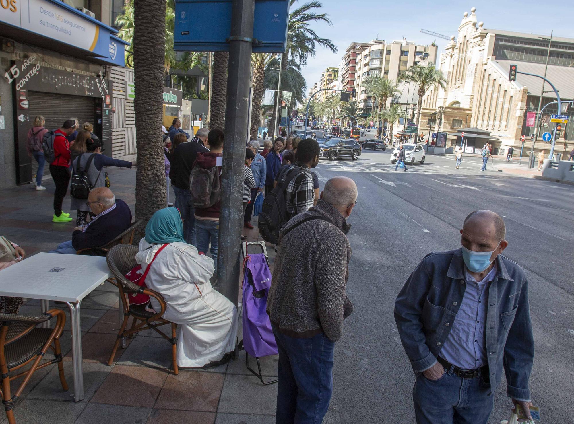 Decenas de personas esperan en las paradas de las líneas 21, 23 y 24 a un transporte en servicios mínimos que pasa cada 60 minutos