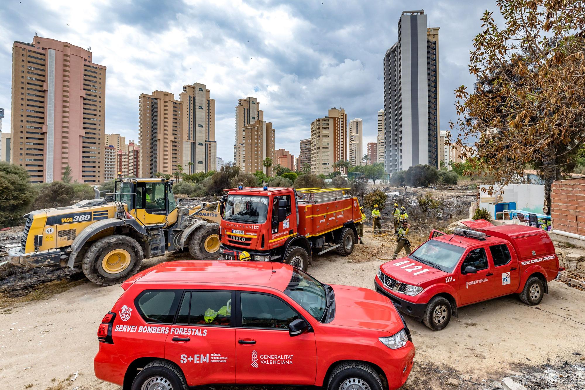 Continúan las labores de extinción del incendio de Benidorm en Armanello