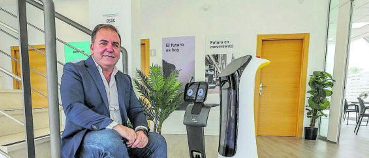 Isidro Fernández, con varios de los modelos de la firma. Arriba, el robot   Ares | Antonio   Amorós