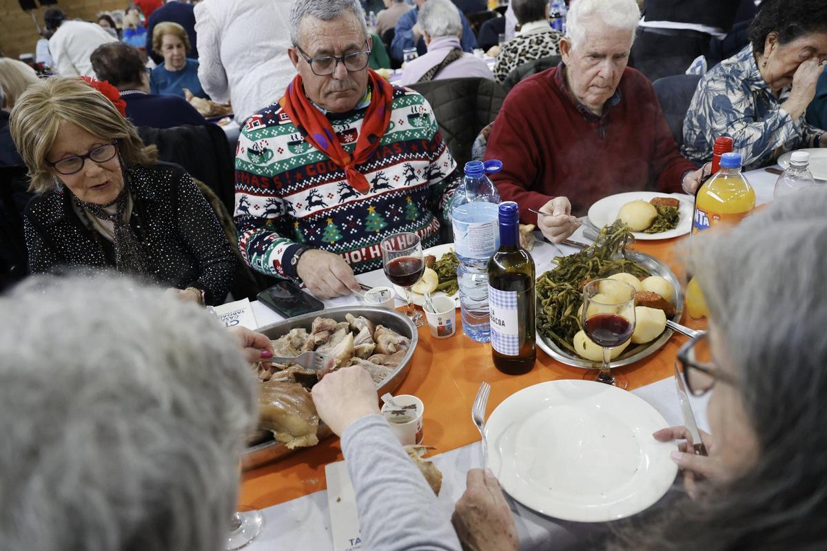 Tributo a los mayores de Ames con más de mil kilos de cocido y música