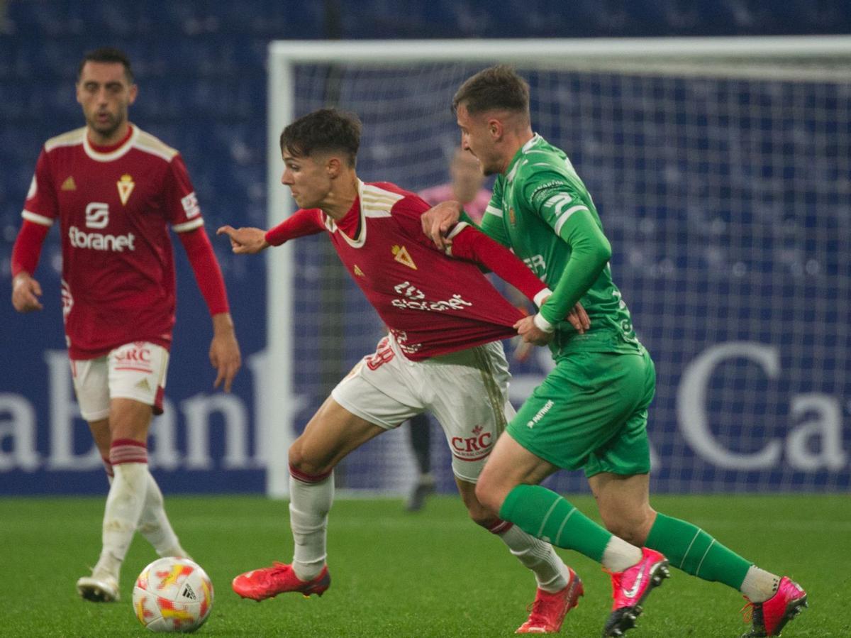 Arnau Ortiz intenta marcharse con el balón pese a la presión de un rival. | LOF