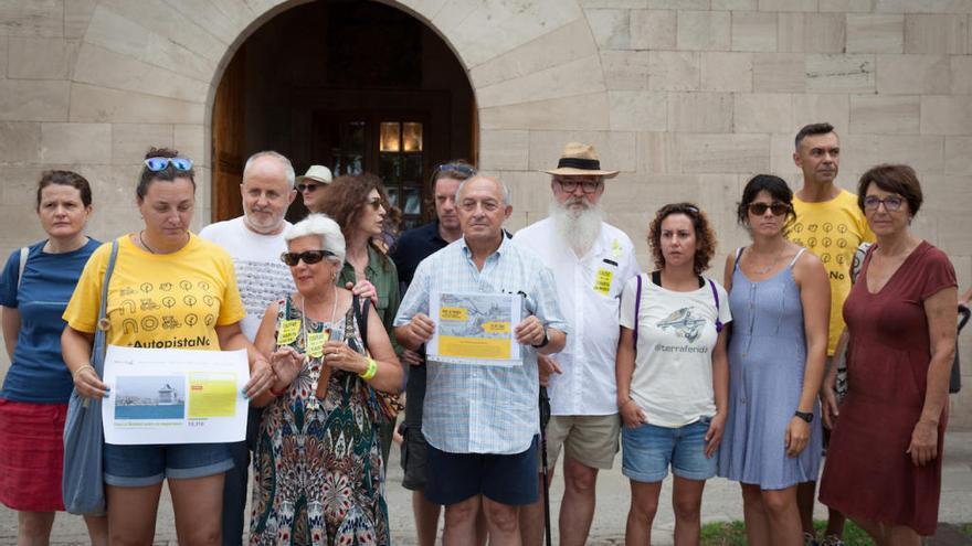 Los activistas exigen a Armengol que solo se permita un crucero al día