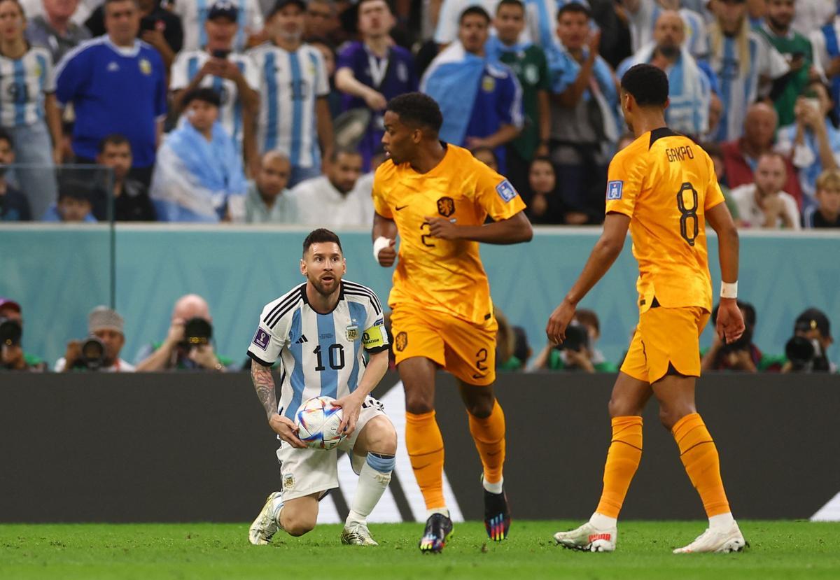 Messi parece reclamar una falta al árbitro Mateu Lahoz durante el duelo Países Bajos-Argentina.