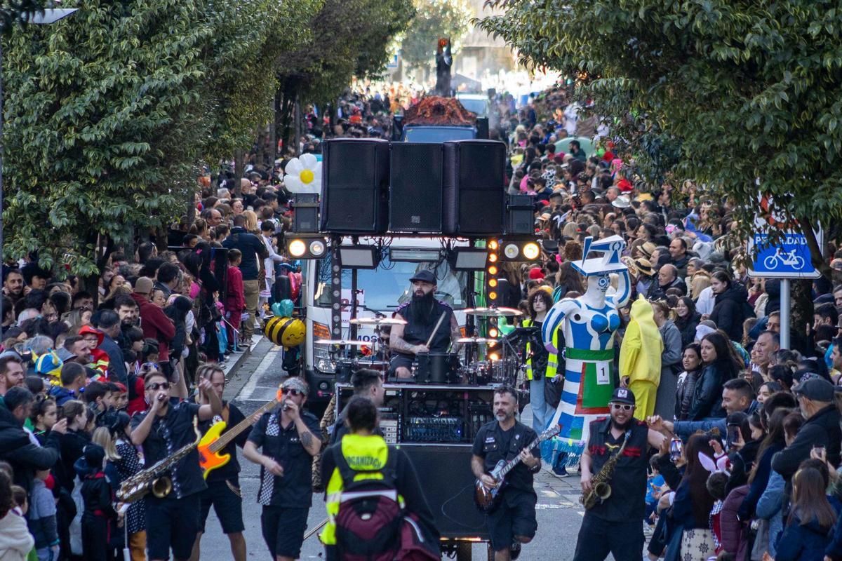 Vintedúas comparsas e dez carrozas: Santiago celebra o día grande do seu Entroido