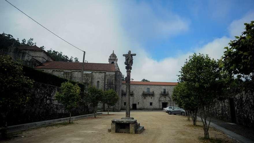 El atrio de la iglesia y el monasterio de Armenteira, con dos coches al fondo, ayer. // Iñaki Abella