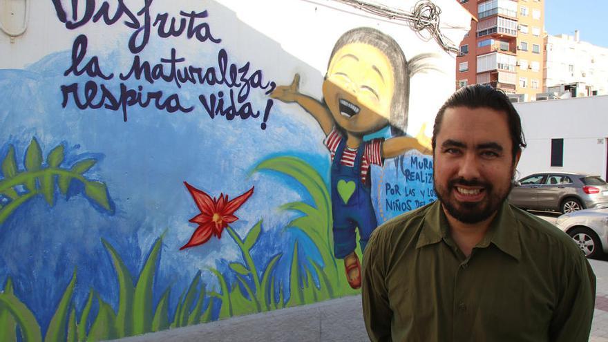 En primer plano, el artista argentino Guillermo Soria, responsable de la asociación sin ánimo de lucro Murales Amarás, junto a uno de los murales de inspiración medioambiental que el colectivo ha realizado para el barrio de Ruiz de Alda