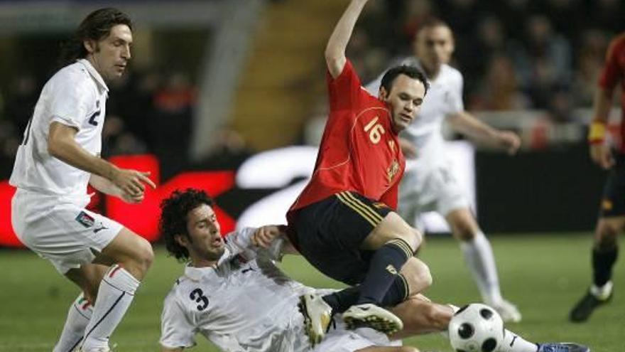 Iniesta, presionado por Grosso y Pirlo, en el España-Italia disputado en Elche en marzo de 2008.