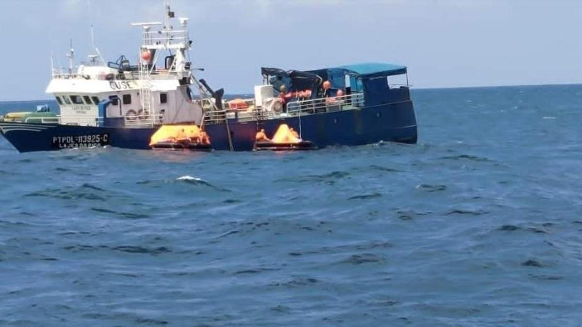 Un momento durante la evacuación del pesquero 'Lajes do Pico' en Azores.