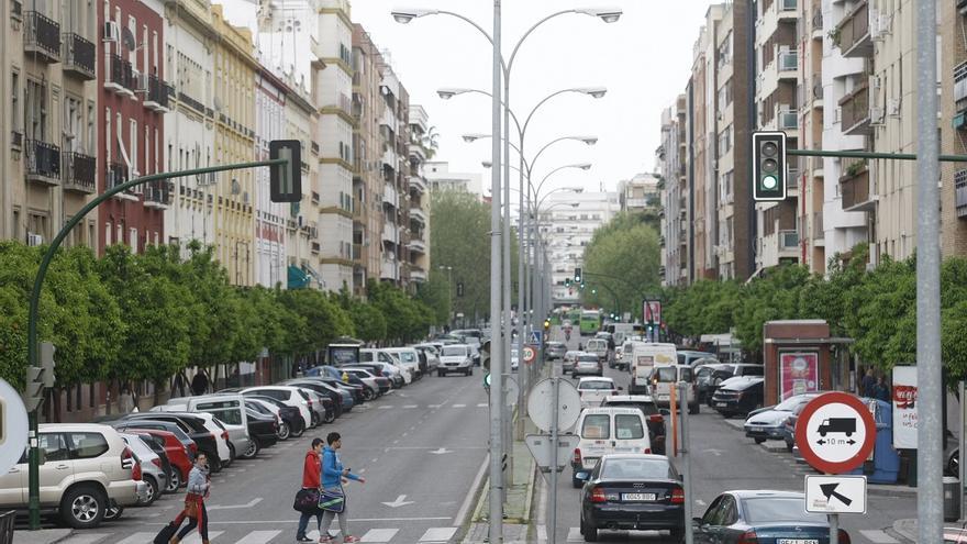 Roban joyas y dinero a una mujer a punta de navaja en plena avenida Medina Azahara