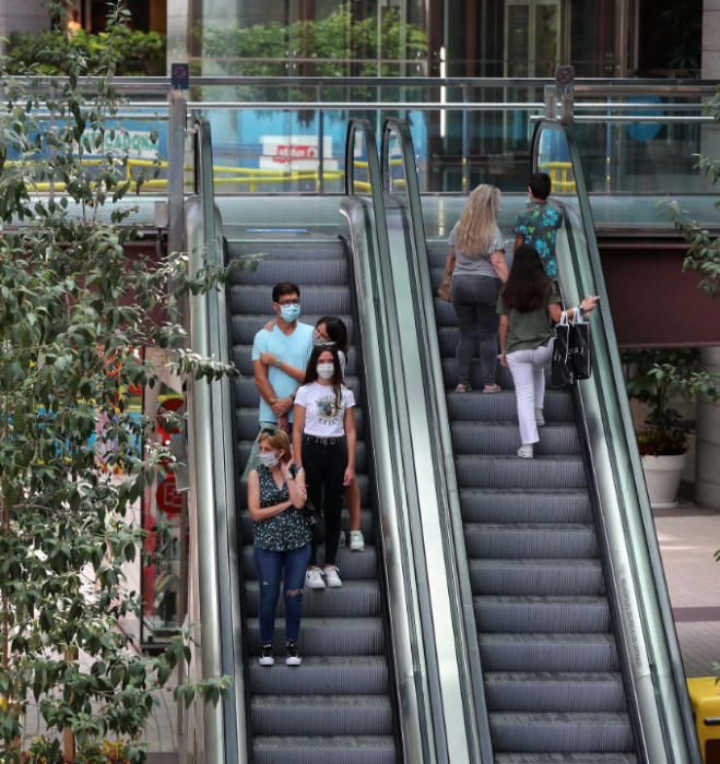 Primer día tras el estado de alarma: playas, centros comerciales y vuelos en Manises