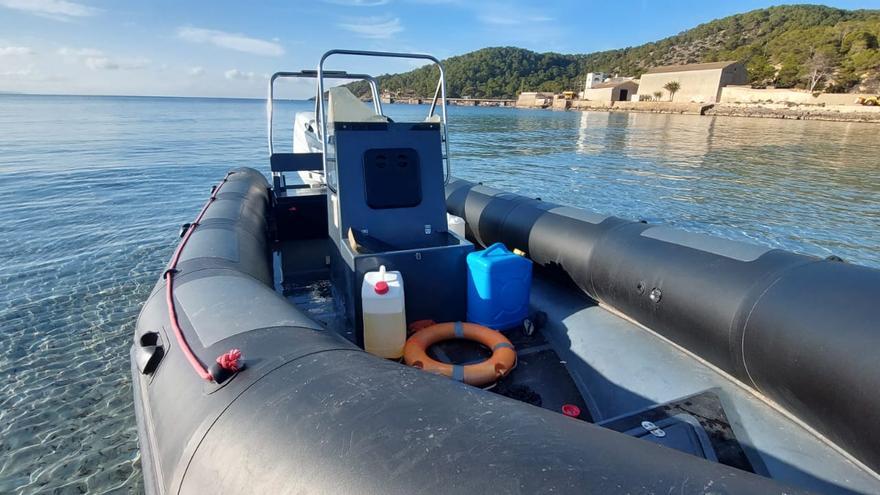 Arrestados dos patrones de una patera precaria que alcanzó Ibiza y Formentera con 19 personas a bordo