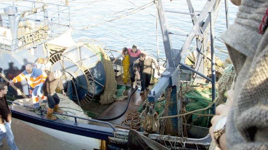 Evacuan a un marinero de Bueu que sufrió un accidente cerca de Ons