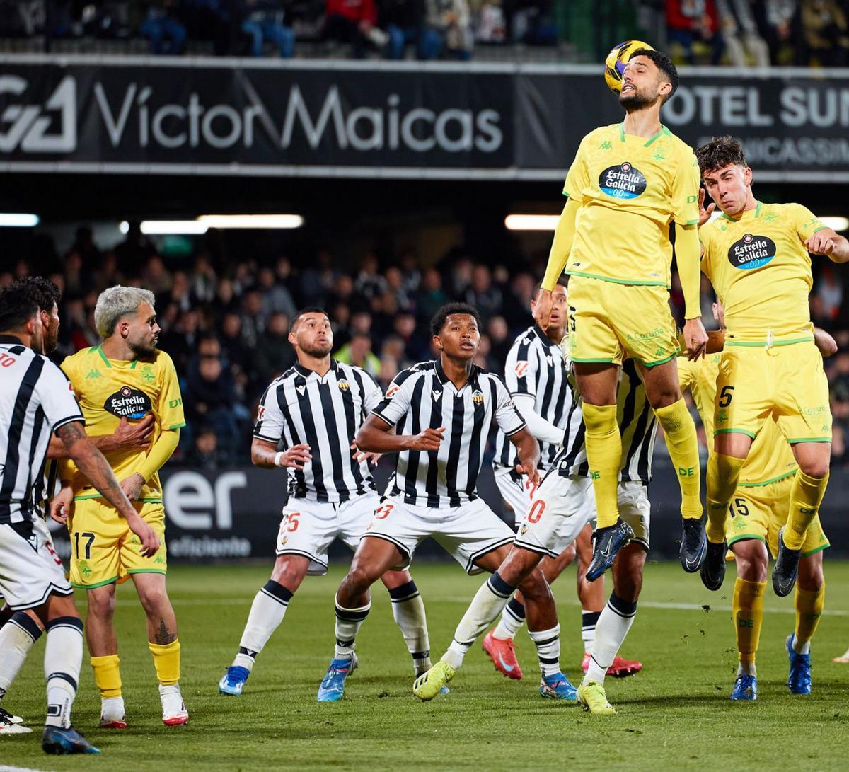 Eddahchouri pelea un balón de cabeza en un partido de liga ante el Castellón. |  LOF
