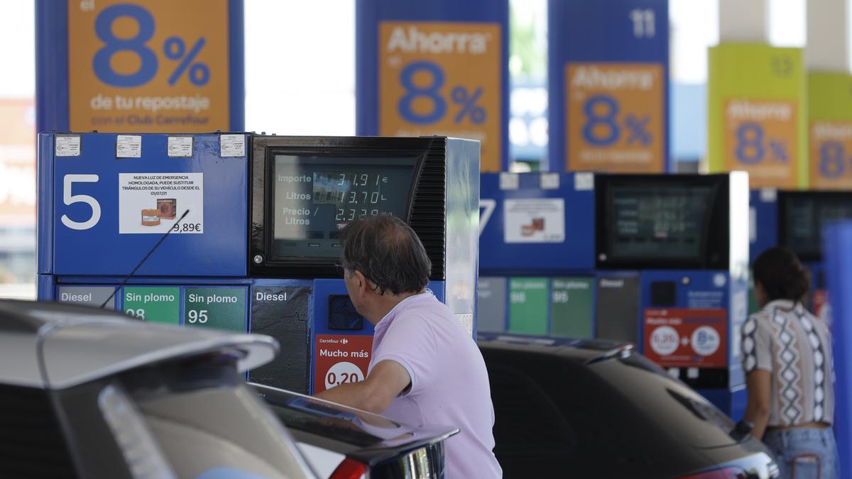 La gasolina y el gasóleo continúan su escalada y marcan un récord.