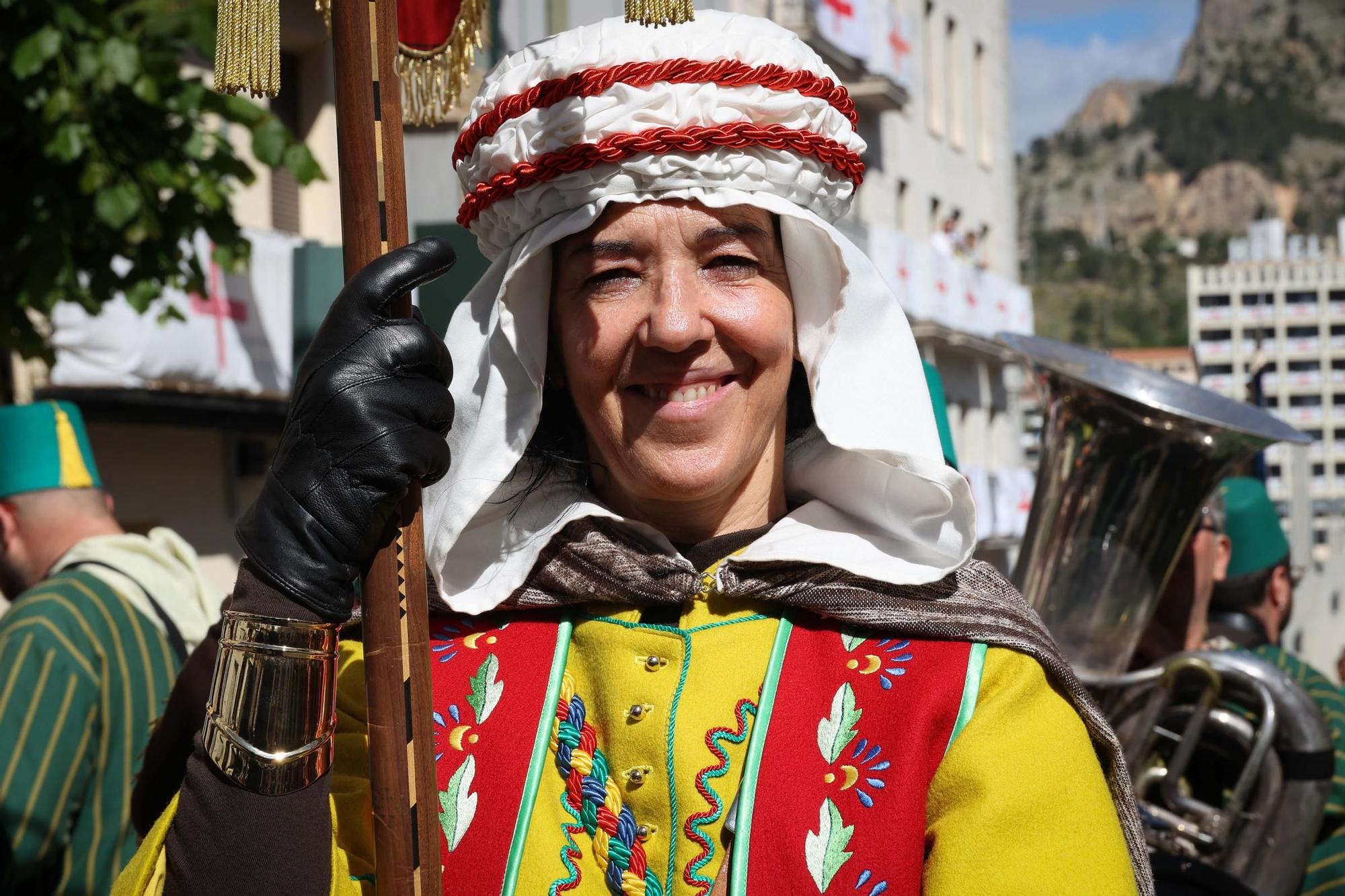 El Sant Jordiet entre claveles en la procesión de la Reliquia