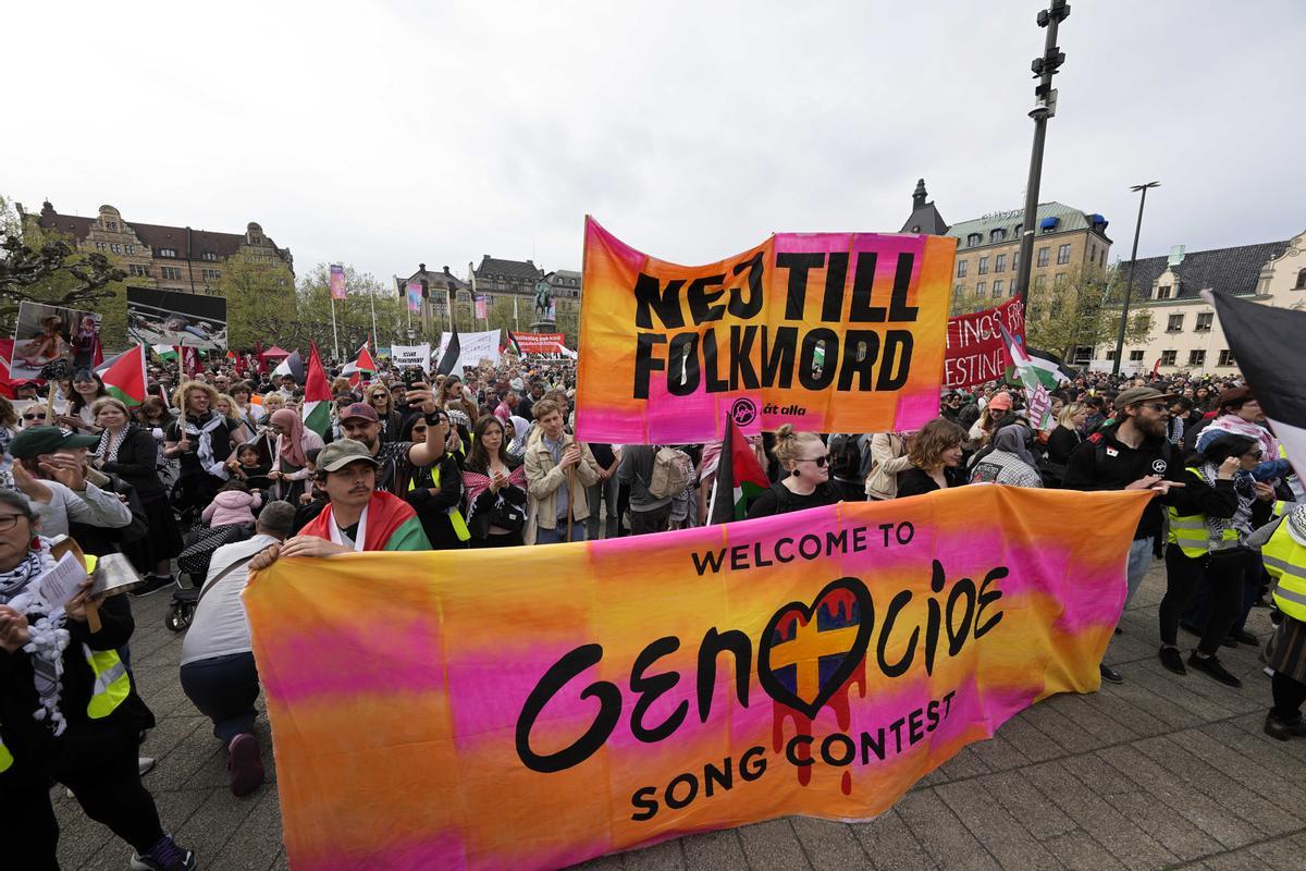 Protesters hold a banner with the words in Swedish No To Genocide during a Pro-Palestinian demonstration for excluding Israel from Eurovision ahead of the second semi-final at the Eurovision Song Contest in Malmo, Sweden, Thursday, May 9, 2024. (AP Photo/Martin Meissner) / EDITORIAL USE ONLY / ONLY ITALY AND SPAIN