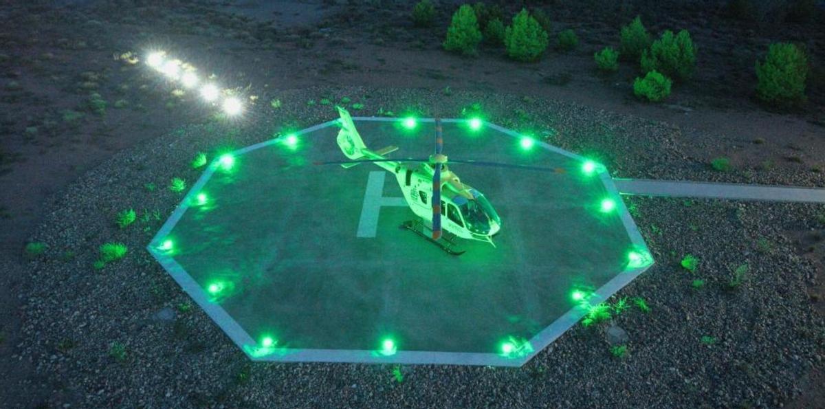 Foto de archivo de un helicóptero en una helisuperficie.