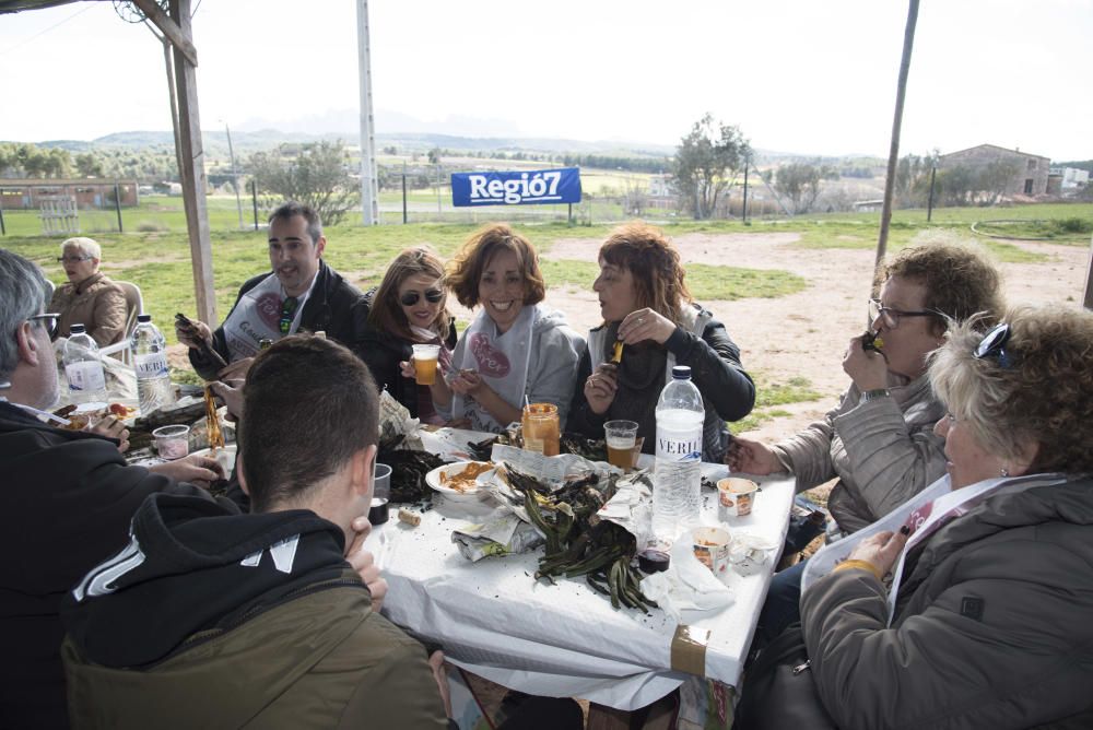 Famílies vingudes d''arreu de la Catalunya central i també de fora comparteixen àpat amb Manresa amb productes de la terra