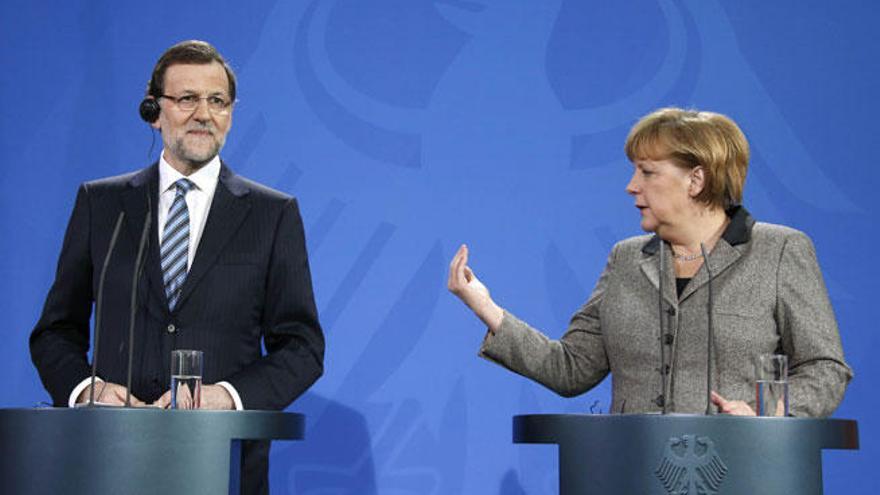 Rajoy junto a Angela Merkel.