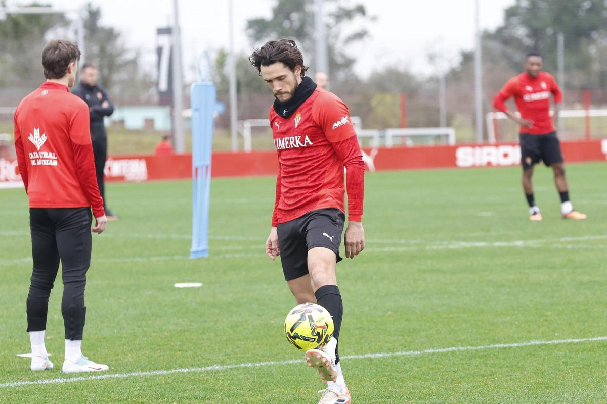 FOTOS: José Riestra ya lidera desde Mareo el proyecto del Sporting FOTOS: José Riestra ya lidera desde Mareo el proyecto del Sporting