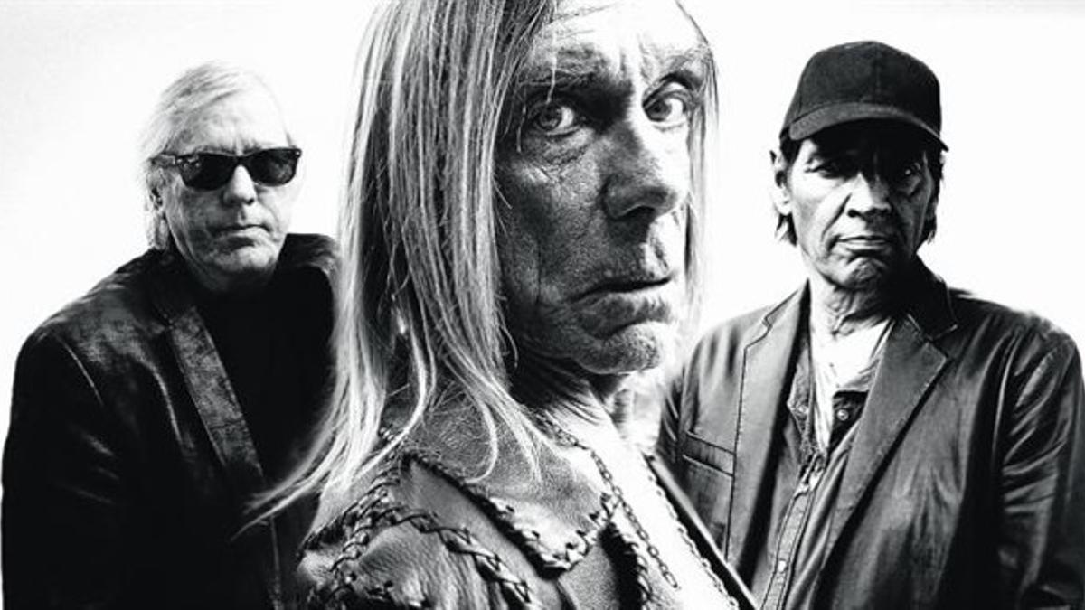 Iggy Pop, entre James Williamson (izquierda) y Scott Asheton.