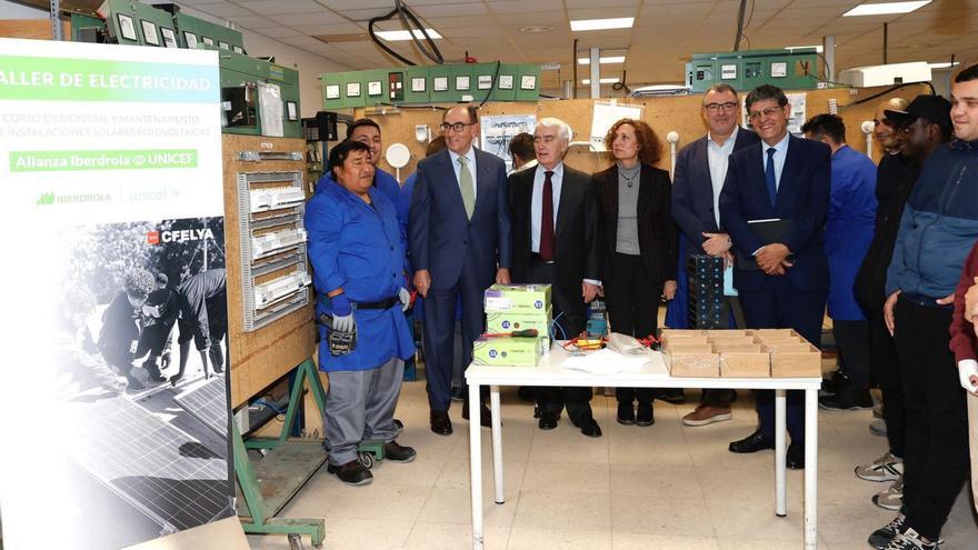 El presidente de Iberdrola, Ignacio Galán (tercero por la izquierda) en el Centro de Referencia Nacional de Formación y Empleo de Leganés (CRN Leganés).  | IBERDROLA