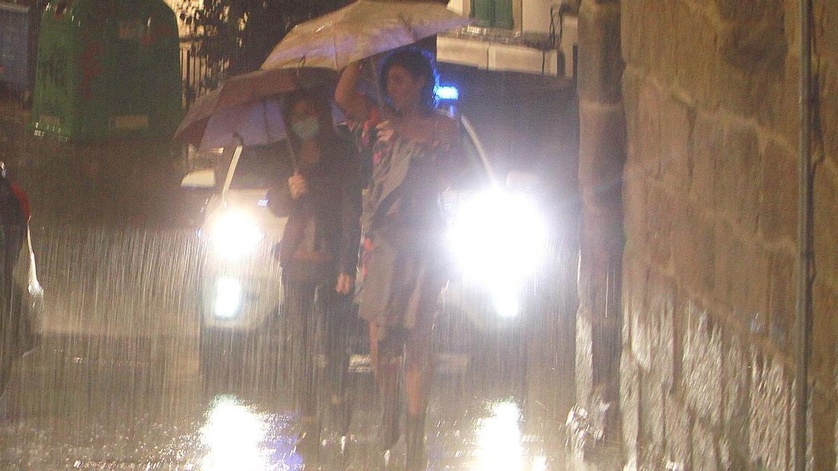 La lluvia arreció con fuerza en Ourense sobre las 2 de la madrugada. // I. OSORIO