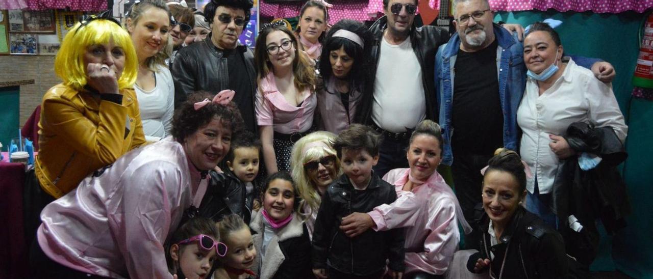 Los integrantes de la representación de “Grease” que dio el primer premio al bar Guillén. | LNE